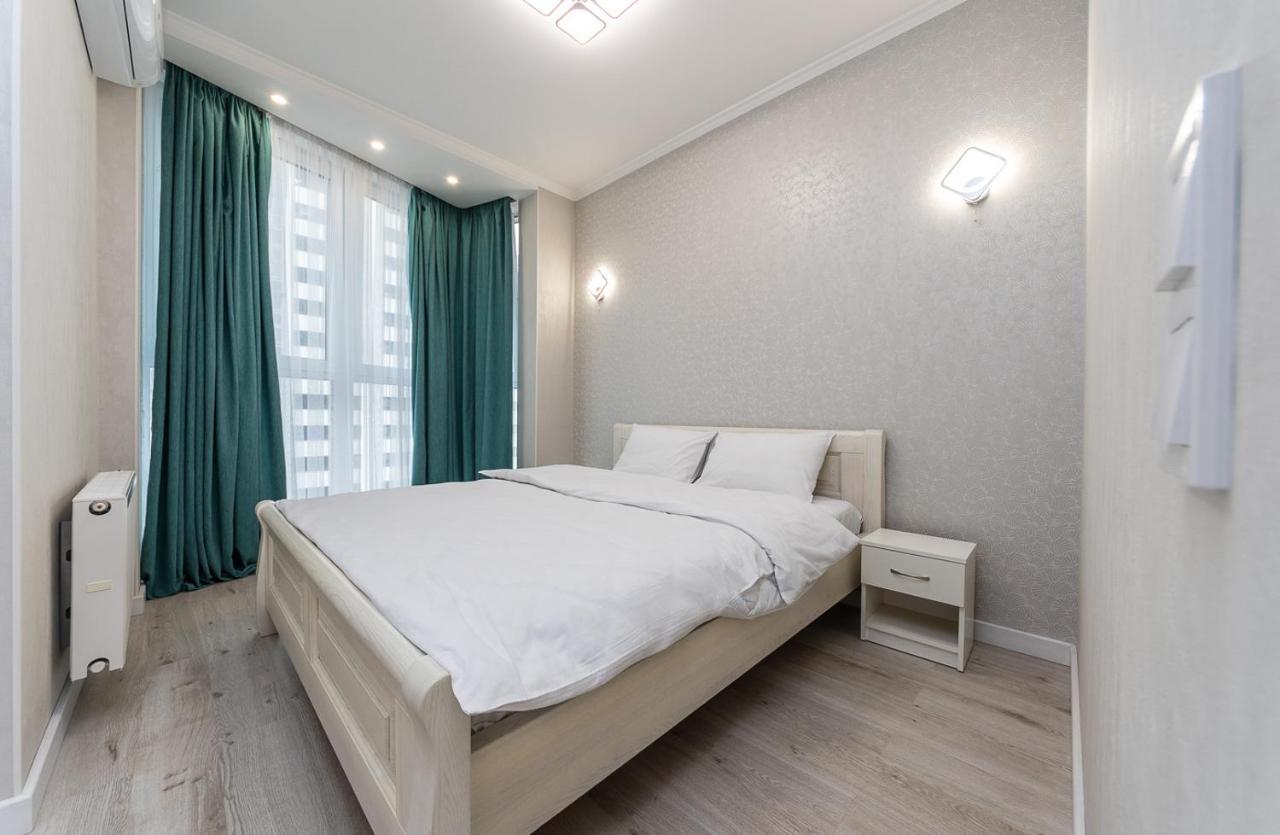 Apartamento Flatrent Drahomanova 2A Kiev Exterior foto